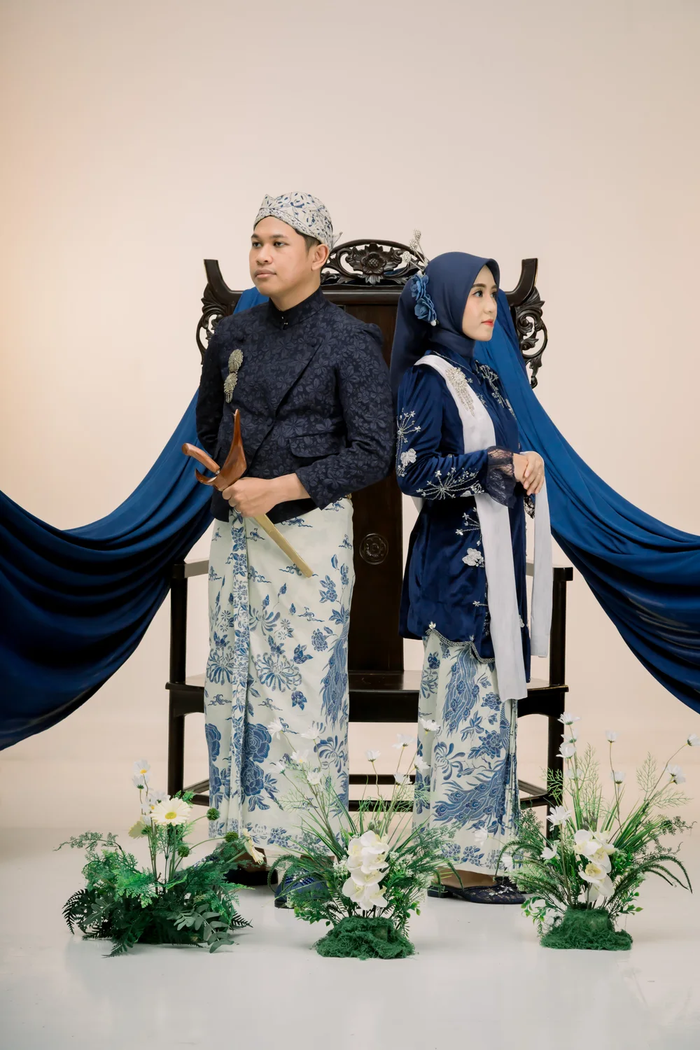 Dewi dan Nuriel berpose bersama dalam busana adat